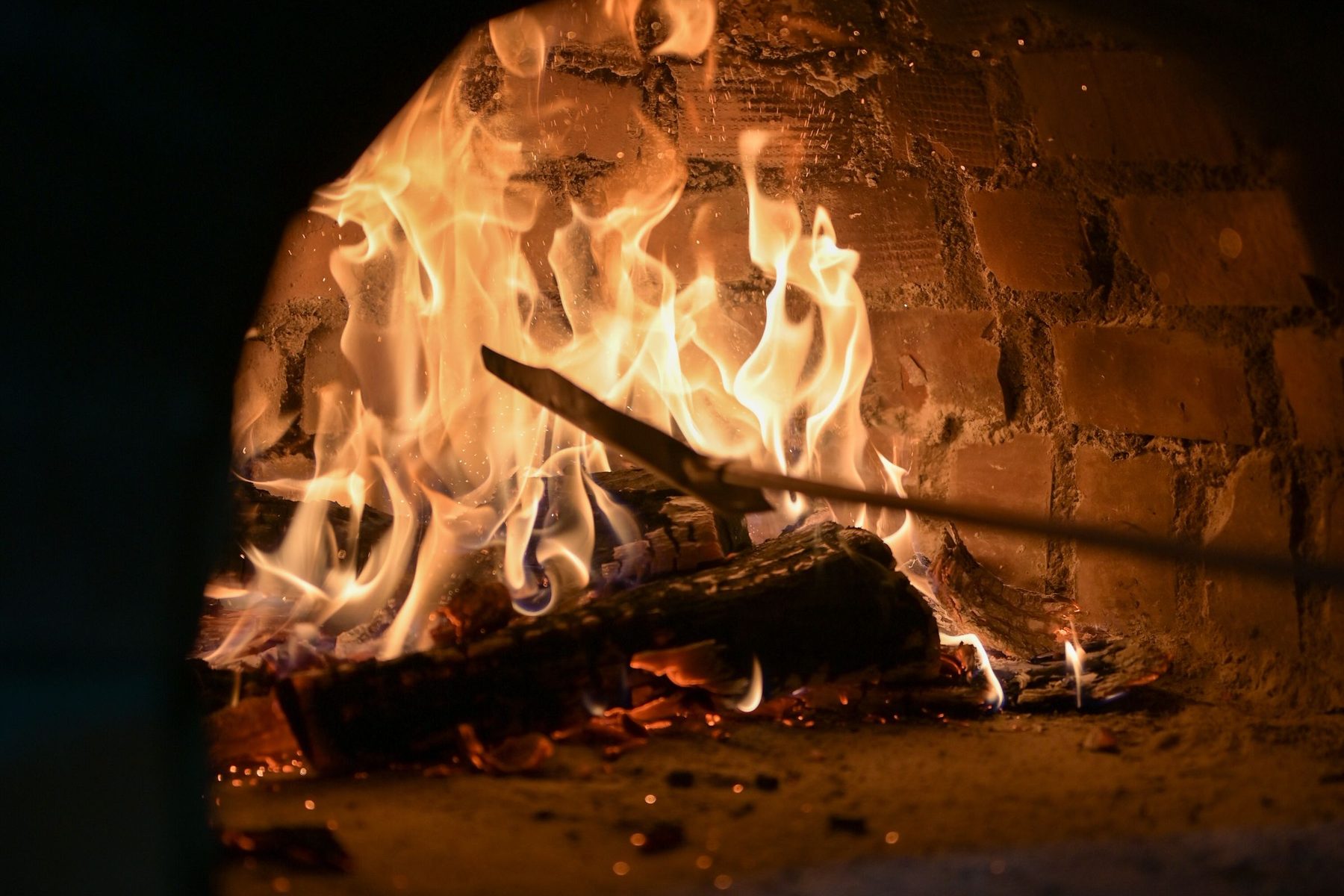 La fiamma viva dentro il forno a legna