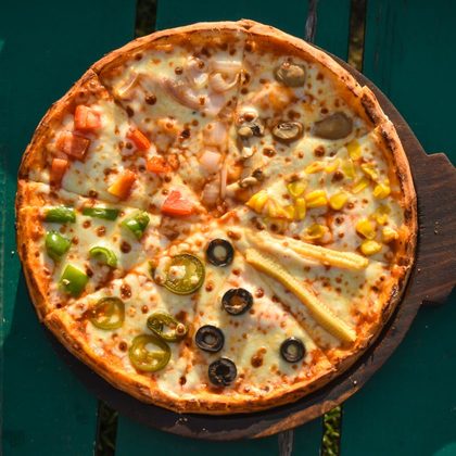 Pizza capricciosa con carciofi, prosciutto e olive
