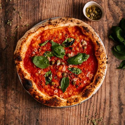 Pizza margherita appena sfornata