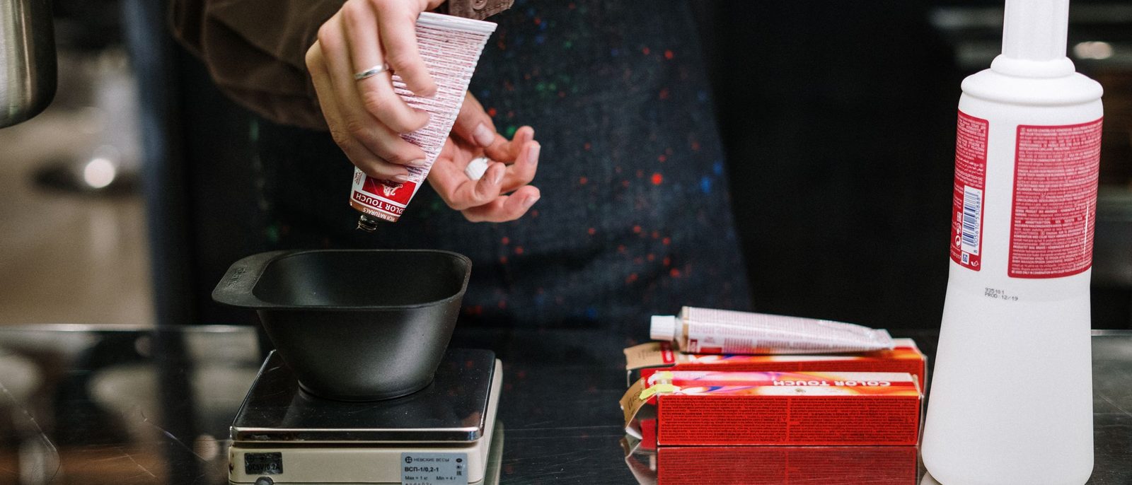 La preparazione del colore in una ciotola