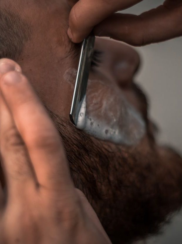 Rasatura della barba con il rasoio a mano libera