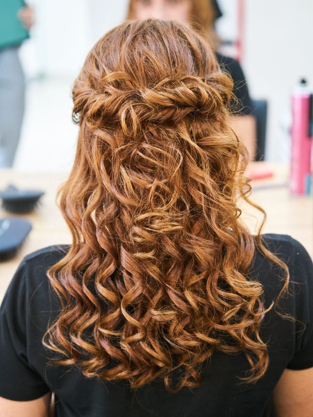 Un taglio su capelli ricci