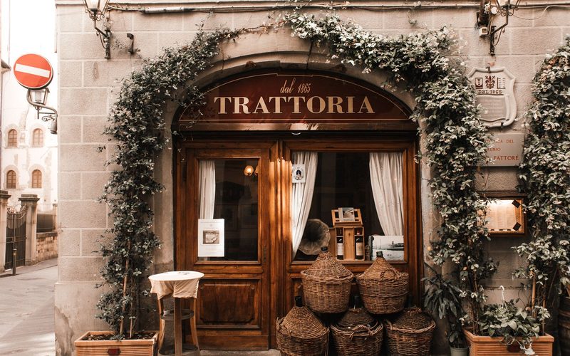 L&rsquo;ingresso della trattoria, con l&rsquo;insegna sopra la porta