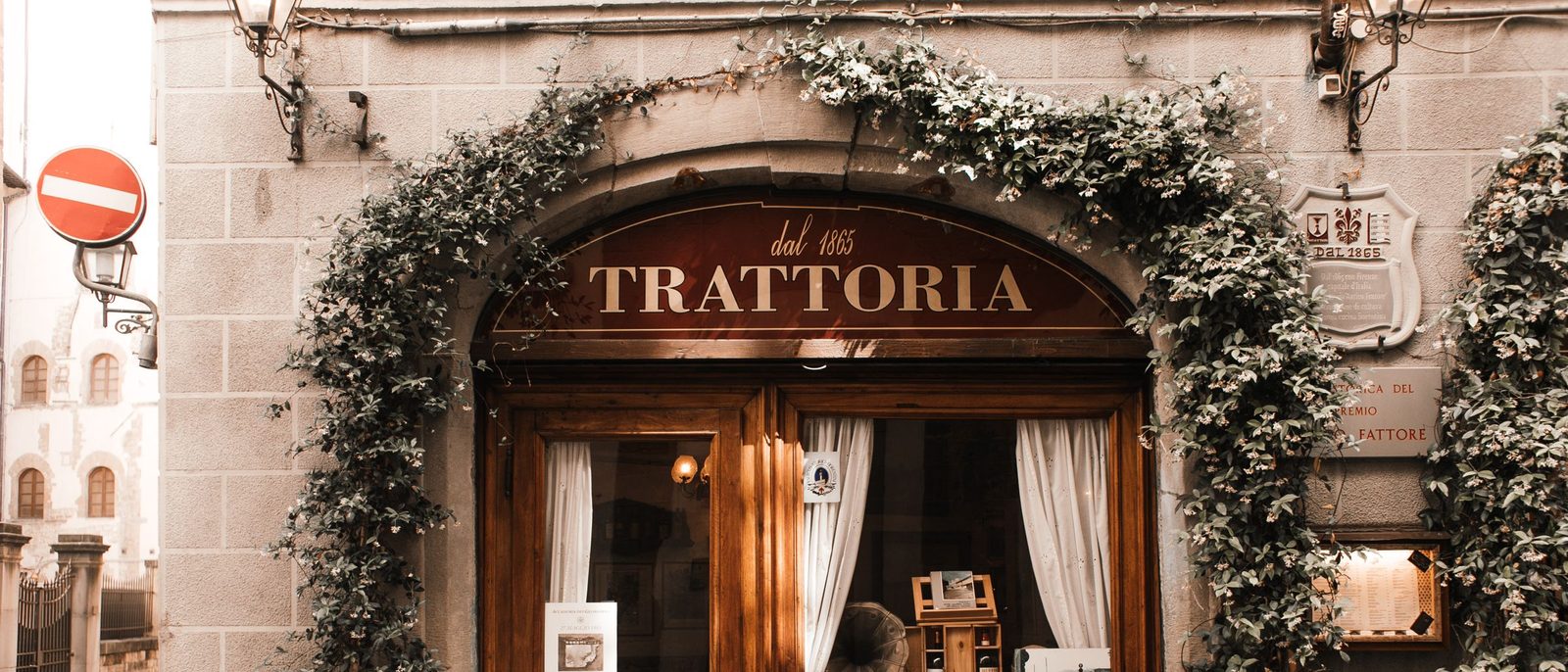 La facciata della trattoria dalla strada