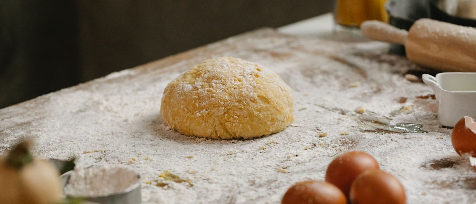 Uova e farina sul tavolo di marmo, all&rsquo;inizio della giornata
